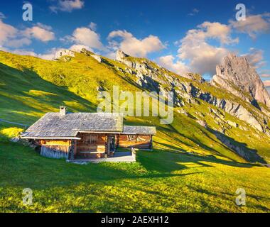 Ottima vista sul Sassolungo (Sassolungo) e gruppo del Sella, valle Gardena. Parco Nazionale Dolomiti Alto Adige Südtirol. Località di Ortisei, S. Cristina e SELV Foto Stock