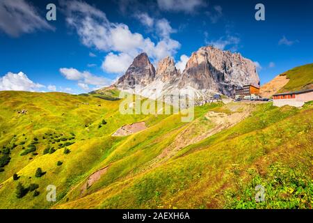 Vista sul Sassolungo (Sassolungo) mountain range dal Passo Sella. Mattina di sole nelle alpi dolomitiche. Plan de Gralba ubicazione, Alto Adige, Italia, e Foto Stock