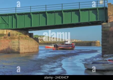 Vista da sotto il ponte della ferrovia su Folkstone Harbour nel Kent, Regno Unito. Adottate il 8 Dic 2019. Foto Stock