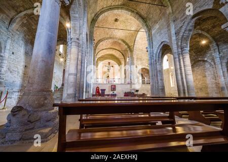 View all'interno di San Leo cattedrale Foto Stock