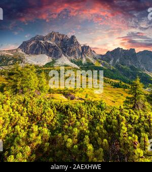 Estate fantastica alba sulle Tofane mountain range. Vista dal Passo Falzarego. Dolomiti, le Alpi, l'Italia, l'Europa. Foto Stock