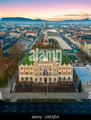 Fantastiche foto di alta qualità su un centro di Újpest con la City Hall e la Regina del Cielo chiesa. Foto Stock