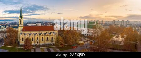 Fantastiche foto di alta qualità su un centro di Újpest con la City Hall e la Regina del Cielo chiesa. Foto Stock