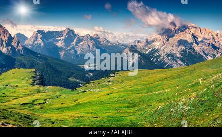 Mattina di sole vista di cristallo gamma della montagna nel Parco Nazionale di Tre Cime di Lavaredo. Alpi Dolomitiche, Sud Tirolo. Ubicazione Auronzo, Italia, Europa. Foto Stock