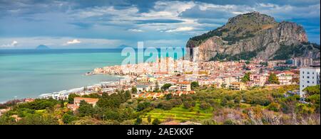 Mattina di sole panorama della città Cefalu con Piazza del Duomo, Sicilia, Italia, Mar Tirreno, l'Europa. Foto Stock