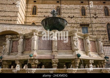 Dettaglio della Fontana Maggiore, una fontana medievale situato tra il duomo e il Palazzo dei Priori in Piazza IV Novembre Foto Stock