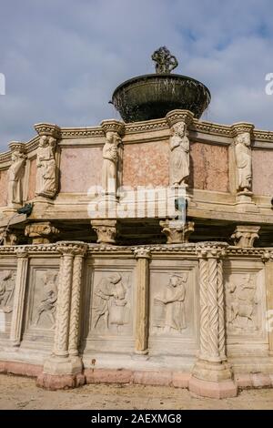 Dettaglio della Fontana Maggiore, una fontana medievale situato tra il duomo e il Palazzo dei Priori in Piazza IV Novembre Foto Stock