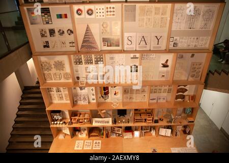 Installazione di fotografia di Giaime Meloni 'Cabinet de Curiosites' al MNAC di Lisbona, Portogallo Foto Stock