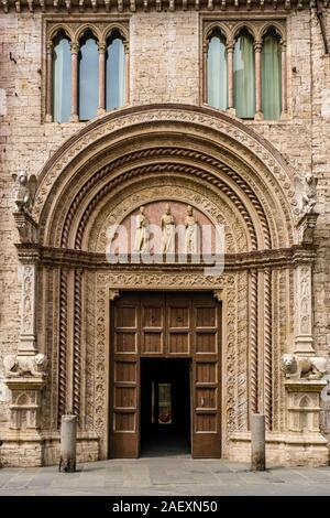 Intelligente del cancello di ingresso del Palazzo dei Priori con incisioni rupestri e sculture Foto Stock