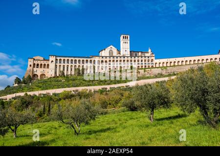 Basilica di San Francesco di Assisi, si trova su un pendio di montagna Foto Stock