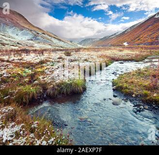 Autunno nebbiosa mattina in Patara Enguri fiume vicino a Monte Shkhara. Prima neve nelle montagne del Caucaso, Svaneti superiore, la Georgia, l'Europa. Foto Stock