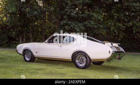 PLYMOUTH, MI/STATI UNITI D'America - 28 luglio 2019: UN 1969 Hurst Oldsmobile Cutlass auto sul display al Concours d'eleganza d'America car show all'Inn at San Giovanni' Foto Stock