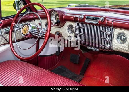 PLYMOUTH, MI/USA - Luglio 28, 2019: primo piano di un 1953 Buick Skylark cruscotto sul display al Concours d'eleganza d'America car show all'Inn at St Foto Stock