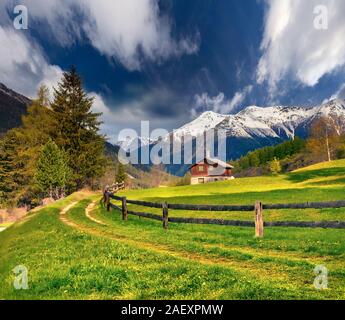 Bellissimo paesaggio a molla nelle Alpi Svizzere. Foto Stock
