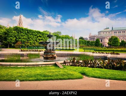 Pittoresca scena in Volksgarten con fontana. Primavera soleggiata vista in Vienna (Austria), l'Europa. Stile artistico post elaborati foto. Foto Stock