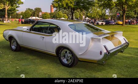 PLYMOUTH, MI/STATI UNITI D'America - 28 luglio 2019: UN 1969 Hurst Oldsmobile Cutlass prototipo di automobile con "Elephant Brosmio' ala sul display al Concours d'Eleganza di Foto Stock