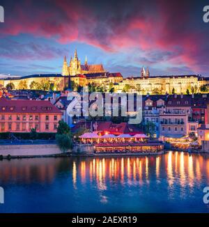 Serata colorata vista dal Ponte di Carlo del Castello di Praga e la cattedrale di San Vito sul fiume Vltava. Molla drammatico tramonto a Praga Repubblica Ceca, Foto Stock