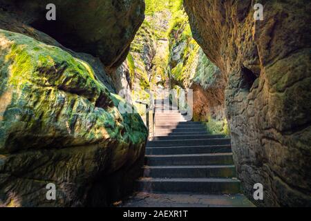 Percorso esotico nelle rocce sulla via della Svizzera Sassone Parco Nazionale. Mattina di sole paesaggio in Sassonia, Germania, Europa. Stile artistico post process Foto Stock