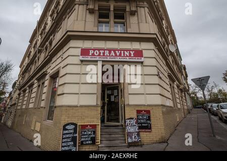 PRAGUE, Repubblica Ceca - 3 Novembre 2019: Ceco minimarket nel centro della città di Praga. Chiamato anche Potraviny, questi negozi sono tipici Foto Stock