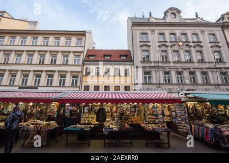 PRAGUE, Repubblica Ceca - 3 Novembre 2019: Halevske Trziste mercato di Praga, con un focus su bancarelle che vendono souvenir e articoli di arti per turisti. È il Foto Stock