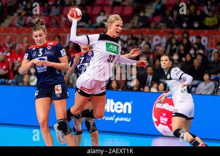 Kumamoto, Giappone. Undicesimo Dec, 2019. Pallamano, donne: World Cup 2019, girone principale, gruppo 1, 8 giornata, Norvegia - Germania: Emilie Hegh Arntzen (l) da e Evgenija Minevskaja Germania in azione. In Kumamoto, Il DHB ha perso il loro ultimo World Cup girone principale match contro registrare campionesse europee in Norvegia con 29:32 (16:17) e gruppo finito io in quarta posizione con 5:5 punti. Credito: Marco Wolf/Wolf-sportfoto/dpa/Alamy Live News Foto Stock