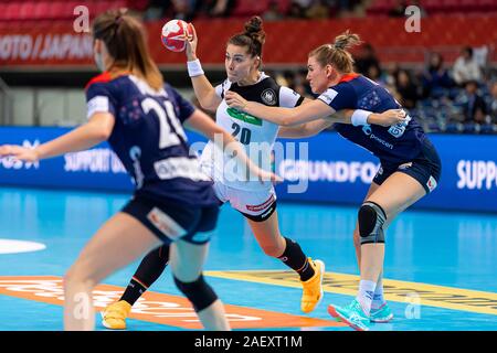 Kumamoto, Giappone. Undicesimo Dec, 2019. Pallamano, donne: World Cup 2019, girone principale, gruppo 1, 8 giornata, Norvegia - Germania: Emily Bölk (M) dalla Germania e Emilie Hegh Arntzen (r) la Norvegia in azione. In Kumamoto, Il DHB ha perso il loro ultimo World Cup girone principale match contro registrare campionesse europee in Norvegia con 29:32 (16:17) e gruppo finito io in quarta posizione con 5:5 punti. Credito: Marco Wolf/Wolf-sportfoto/dpa/Alamy Live News Foto Stock