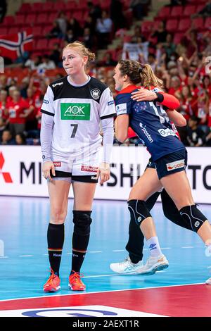 Kumamoto, Giappone. Undicesimo Dec, 2019. Pallamano, donne: WM 2019, girone principale, gruppo 1, 8 giornata, Norvegia - Germania: Meike Schmelzer (l) dalla Germania è deluso dal passo. Kari Brattset dalla Norvegia viene eseguito in background. In Kumamoto, Il DHB ha perso il loro ultimo World Cup girone principale match contro registrare campionesse europee in Norvegia con 29:32 (16:17) e gruppo finito io in quarta posizione con 5:5 punti. Credito: Marco Wolf/Wolf-sportfoto/dpa/Alamy Live News Foto Stock