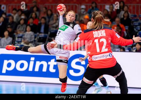 Kumamoto, Giappone. Undicesimo Dec, 2019. Pallamano, donne: WM 2019, girone principale, gruppo 1, 8 giornata, Norvegia - Germania: Meike Schmelzer (l) dalla Germania punteggio contro Silje Solberg provenienti dalla Norvegia. In Kumamoto, Il DHB ha perso il loro ultimo World Cup girone principale match contro registrare campionesse europee in Norvegia con 29:32 (16:17) e gruppo finito io in quarta posizione con 5:5 punti. Credito: Marco Wolf/Wolf-sportfoto/dpa/Alamy Live News Foto Stock