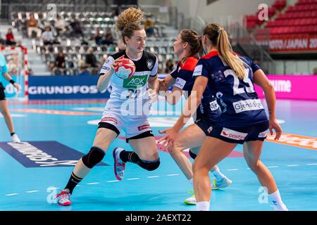 Kumamoto, Giappone. Undicesimo Dec, 2019. Pallamano, donne: WM 2019, girone principale, gruppo 1, 8 giornata, Norvegia - Germania: Maren Weigel (l) dalla Germania in azione. In Kumamoto, Il DHB ha perso il loro ultimo World Cup girone principale match contro registrare campionesse europee in Norvegia con 29:32 (16:17) e gruppo finito io in quarta posizione con 5:5 punti. Credito: Marco Wolf/Wolf-sportfoto/dpa/Alamy Live News Foto Stock