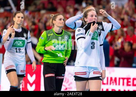 Kumamoto, Giappone. Undicesimo Dec, 2019. Pallamano, donne: World Cup 2019, girone principale, gruppo 1, 8 giornata, Norvegia - Germania: i giocatori tedeschi Julia Behnke (l-r), portiere Dina Eckerle e Amelie Berger sono deluso dopo la partita. In Kumamoto, Il DHB ha perso il loro ultimo World Cup girone principale match contro registrare campionesse europee in Norvegia con 29:32 (16:17) e gruppo finito io in quarta posizione con 5:5 punti. Credito: Marco Wolf/Wolf-sportfoto/dpa/Alamy Live News Foto Stock