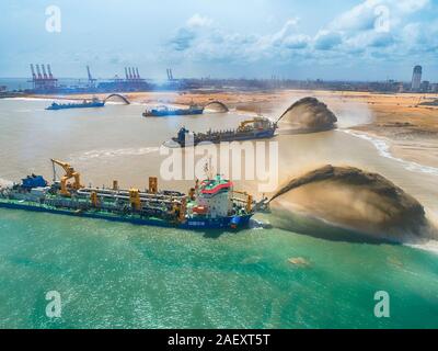 (191211) -- COLOMBO, Dic 11, 2019 (Xinhua) -- file di antenna fotografia scattata a giugno 20, 2018 mostra draghe a lavorare presso il cantiere per la costruzione del porto di Colombo City project in Sri Lanka. Per andare con 'Funzione: Colombo città portuale lavoratori prende l'orgoglio nella creazione di nuovi terreni per lo Sri Lanka' (CHEC città portuale Colombo (Pvt) Ltd/Handout via Xinhua) Foto Stock