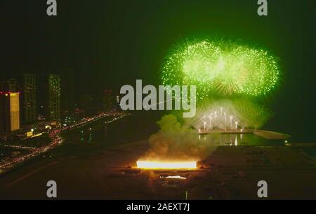(191211) -- COLOMBO, Dic 11, 2019 (Xinhua) -- foto aerea presa il 7 dicembre, 2019 mostra fuochi d'artificio durante una celebrazione di integrazione di Colombo città portuale con la città capitale di Colombo, Sri Lanka. Per andare con 'Funzione: Colombo città portuale lavoratori prende l'orgoglio nella creazione di nuovi terreni per lo Sri Lanka' (CHEC città portuale Colombo (Pvt) Ltd/Handout via Xinhua) Foto Stock