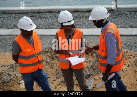 Colombo. 6 dicembre, 2019. I membri dello staff ispezionare il cantiere per la costruzione del porto di Colombo City in Sri Lanka, 6 dicembre 2019. Per andare con 'Funzione: Colombo città portuale lavoratori prende l'orgoglio nella creazione di nuovi terreni per lo Sri Lanka' Credit: codolo Lu/Xinhua/Alamy Live News Foto Stock