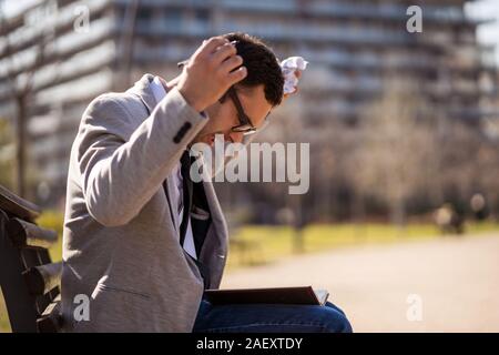 Giovane imprenditore è arrabbiato e oberati di lavoro. Foto Stock