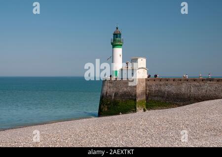 Le Treport faro con pescatori, Seine-Maritime (76), in Normandia, Francia Foto Stock