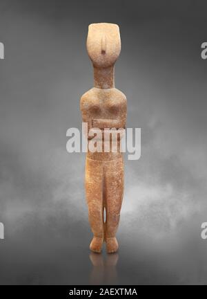 Femmina statua delle Cicladi figurine con i bracci ripiegati della Spedos e Dokathismata tipo. Inizio periodo cicladico II (2800-3200) da Naxos. Archae nazionale Foto Stock