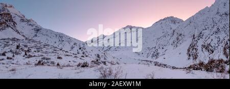 Panorama della gola di montagna al tramonto Foto Stock