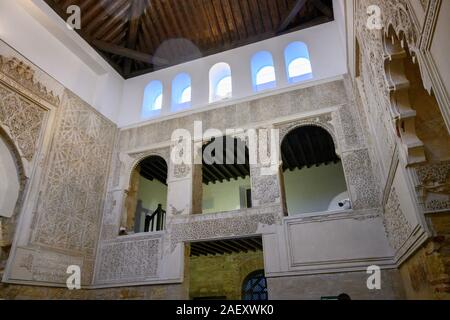 Architettura moresca sulle pareti del tempio ebraico nella sinagoga Crdoba, Distrito Centro, Crdoba, Crdoba Provincia, Spagna Foto Stock