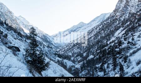 Panorama di montagne in inverno nelle giornate di sole Foto Stock