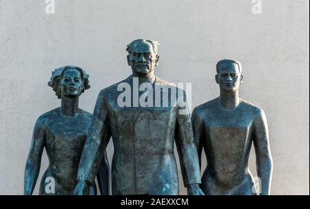 Mustafa Kemal Ataturk Statua in corrispondenza Uskudar, Istanbul, Turchia, sulla riva anatolica del Bosforo. Foto Stock