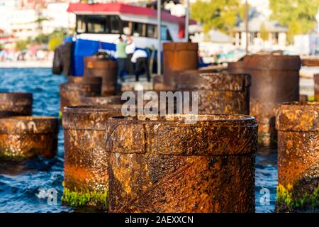 Rusty tubo in acciaio ormeggio per barche provenienti da fuori del Mare al Uskudar Istanbul, Turchia, sulla riva anatolica del Bosforo. Foto Stock