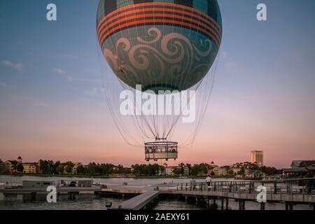 Orlando, Florida. Novembre 29, 2019. Aria palloncino volare e gli edifici colorati in Lake Buena Vista Foto Stock