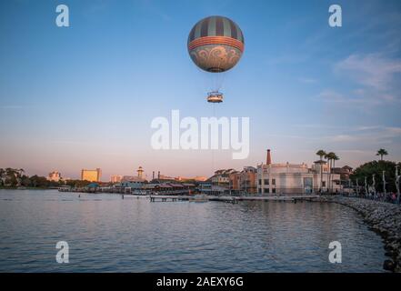 Orlando, Florida. Novembre 29, 2019. Aria palloncino volare e gli edifici colorati in Lake Buena Vista Foto Stock