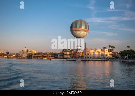 Orlando, Florida. Novembre 29, 2019. Aria palloncino volare e gli edifici colorati in Lake Buena Vista Foto Stock