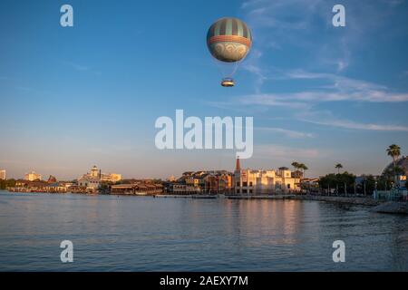 Orlando, Florida. Novembre 29, 2019. Aria palloncino volare e gli edifici colorati in Lake Buena Vista Foto Stock