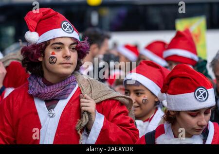 Londra REGNO UNITO xi dic. 2019 estinzione della ribellione di dodici giorni di crisi protesta durante la corsa fino all'elezione generale BRITANNICA: manifestanti vestiti da Babbo Natale per le strade del credito di Westminster Ian DavidsonAlamy Live News Foto Stock