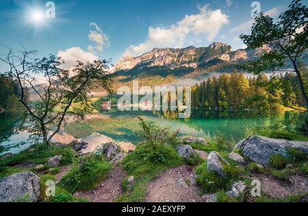 Sunny mattinata estiva sul lago Hintersee. Colorata scena all'aperto nelle Alpi austriache, Salisburgo, l'Austria, l'Europa. Stile artistico post elaborati foto. Foto Stock