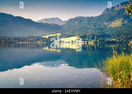 Mattina di sole paesaggio sul lago Grundlsee. Bella estate vista del villaggio Gessl, Liezen distretto della Stiria, Austria, Alpi. L'Europa. Stile artistico po Foto Stock