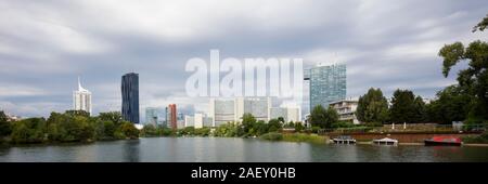 Vista da Kaiserwasser a Donaucity, il Centro internazionale di Vienna, VIC, UNO-City, Vienna, Austria, Europa Foto Stock