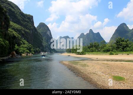 Guilin, le montagne calcaree visto dal fiume Li Foto Stock